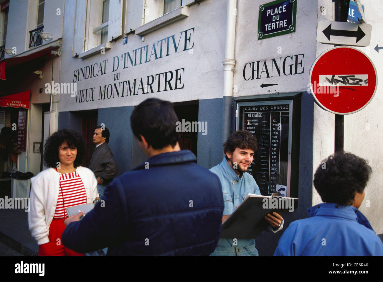 Artisti di strada schizzo sotto Sindicato d'iniziativa du Vieux montmartre su Place du Teatre Parigi Francia Foto Stock