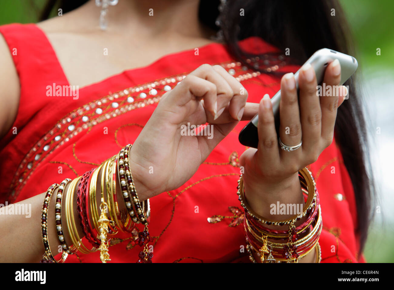Close up della donna indiana texting sul telefono Foto Stock