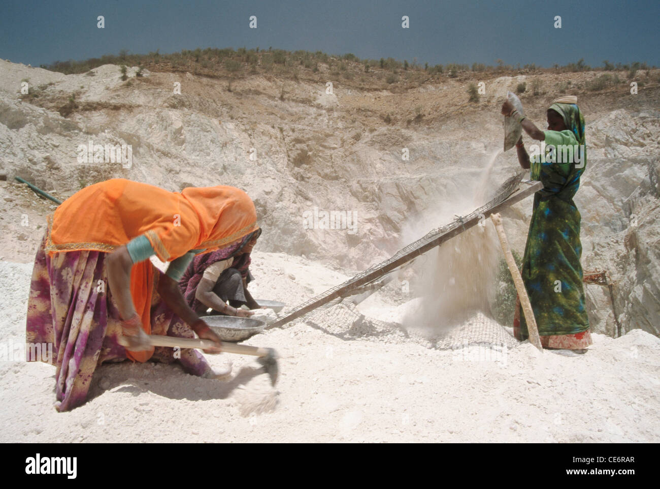 Le donne a lavorare in miniera di pietra ollare ; udaipur ; rajasthan ; india Foto Stock