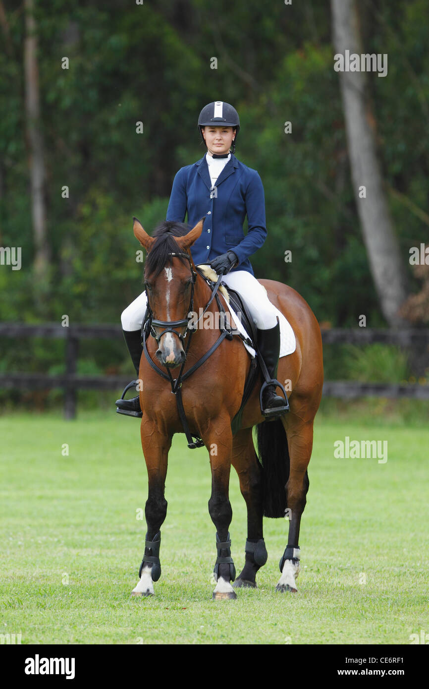 Ritratto di giovane cavaliere, sorridente Foto Stock