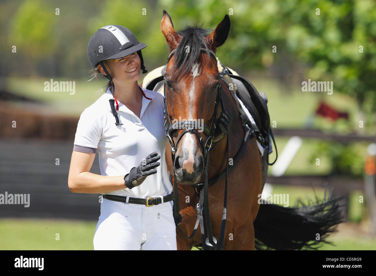 Giovane Cavaliere con cavallo marrone Foto Stock