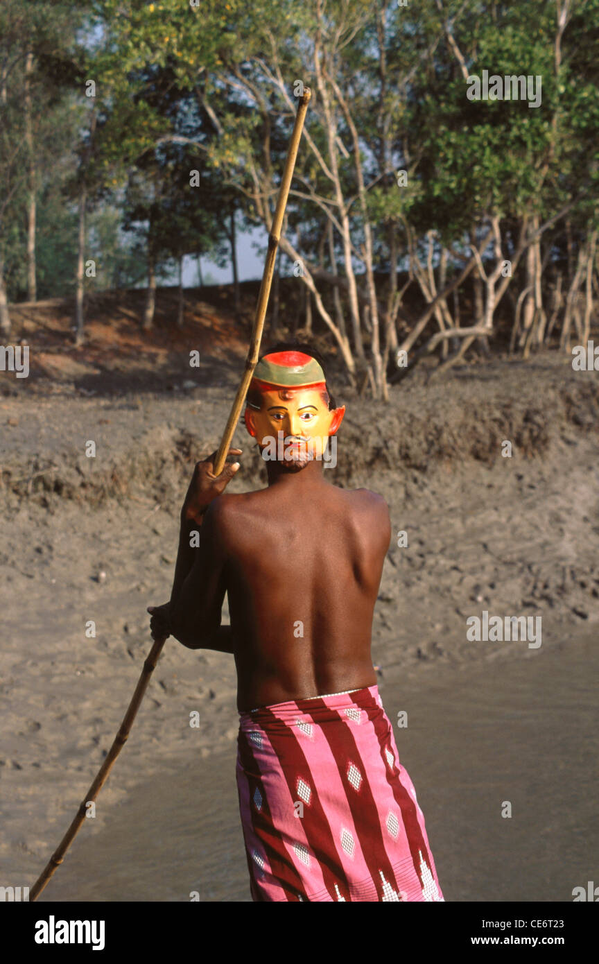 Uomo che indossa la maschera dietro la testa per respingere attacco tigre; Sunderbans Wildlife Sanctuary; West Bengala; India; Asia Foto Stock