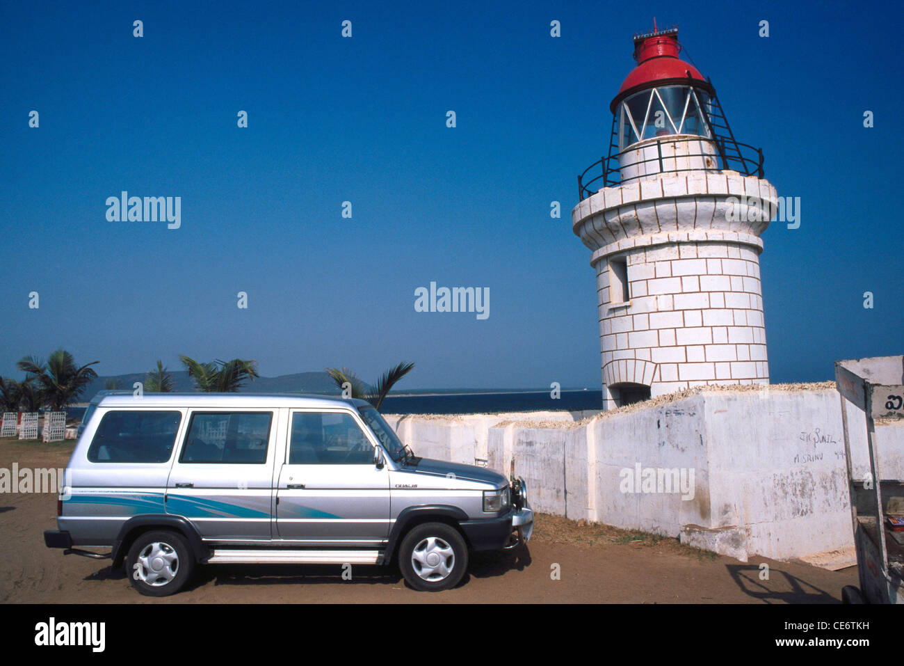 MAA 85912 : Toyota qualis profilo auto parcheggiate al di sotto di vecchia casa di luce a bheemunipatnam beach Andhra Pradesh in India Foto Stock