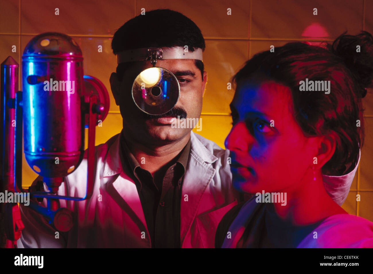 ENT medico ; specialista di gola del naso dell'orecchio medico di controllo paziente ; india ; asia Foto Stock