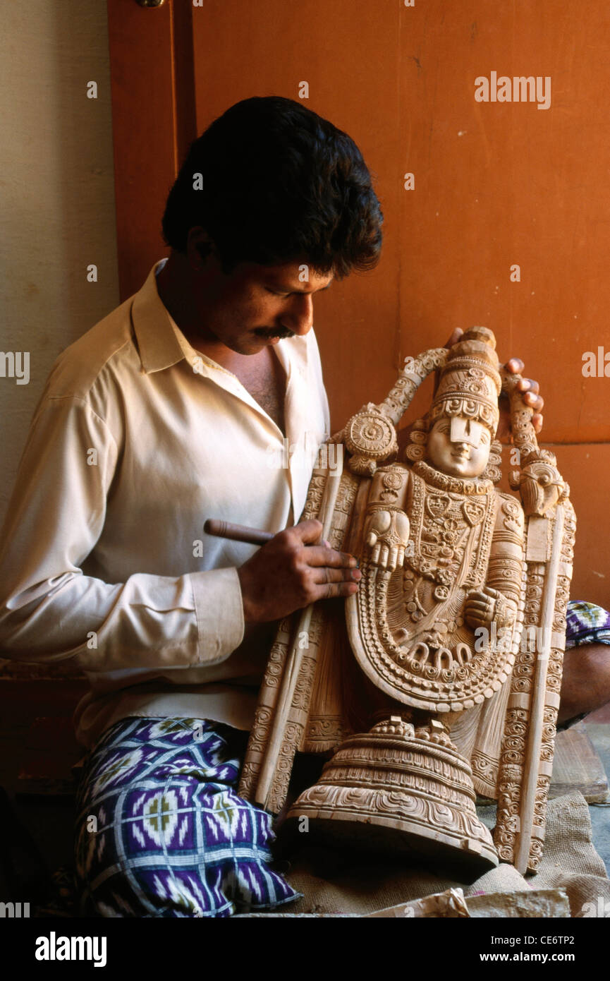 MAA 85113 : man carving Signore Tirupati dal legno di sandalo di Mysore india karnataka Foto Stock