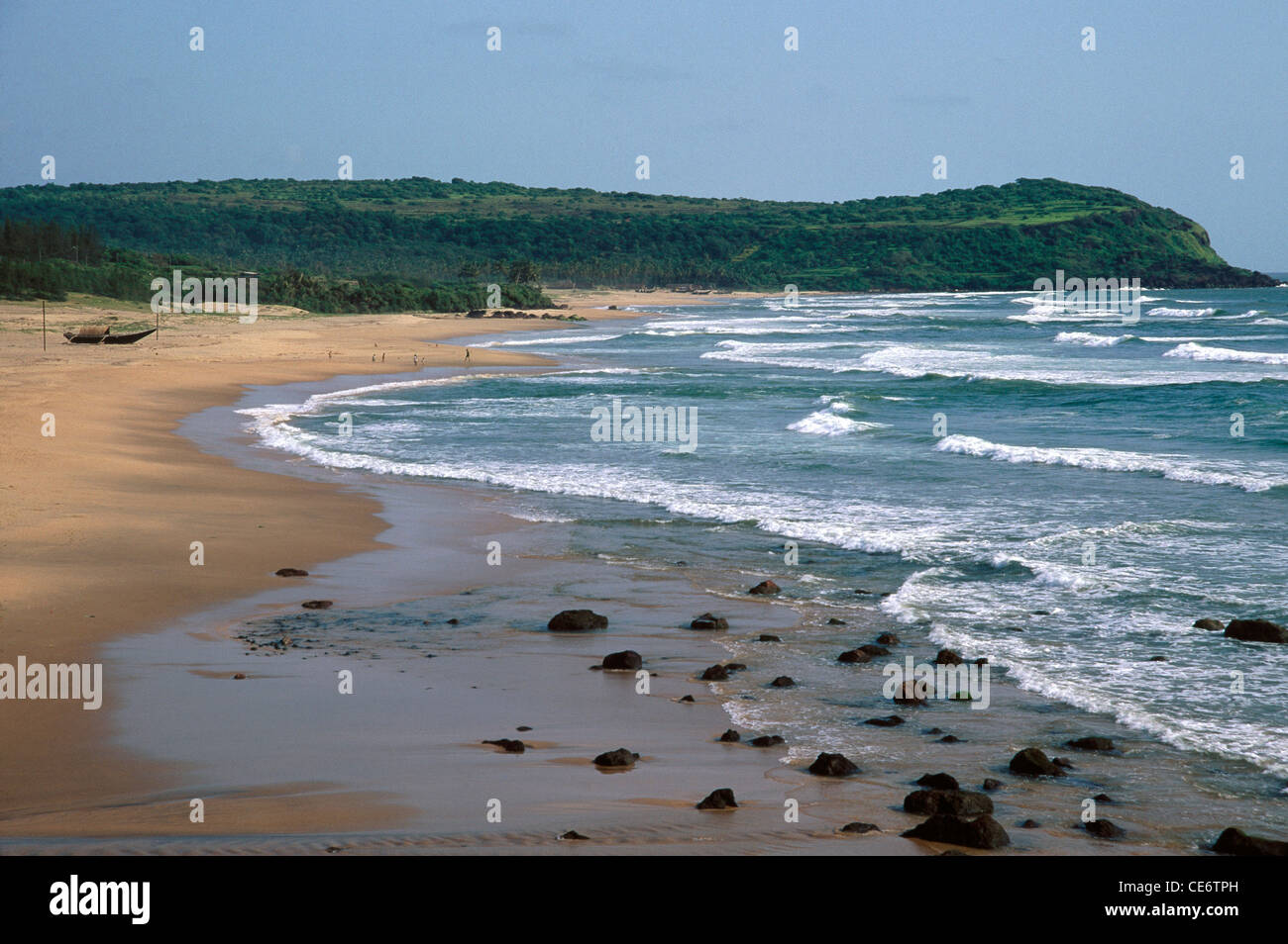 MBT 85993 : vuoto spiaggia mare surf sky pietre sabbia spiaggia kunkeshwar devgad maharashtra india Foto Stock