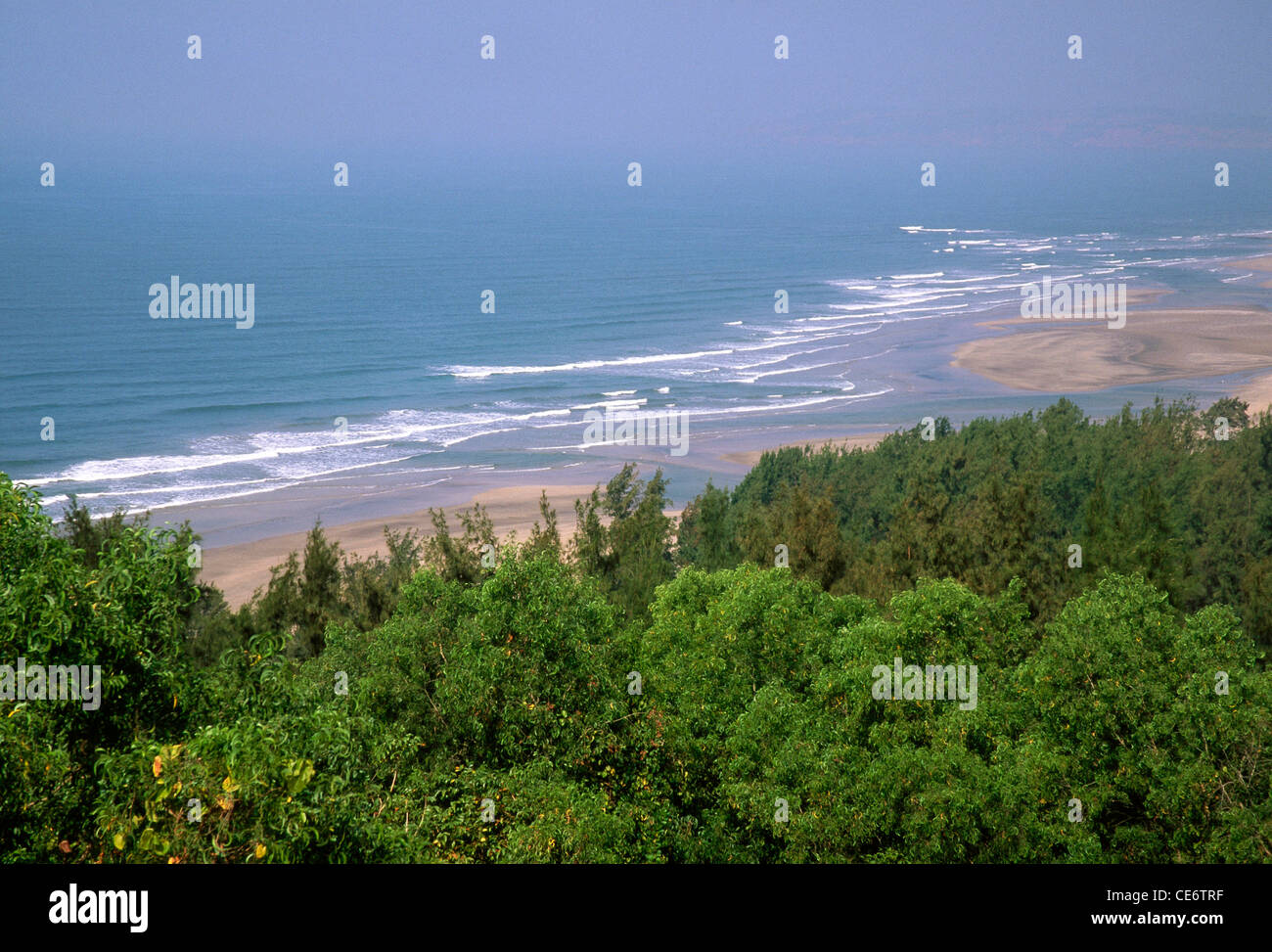MMN 85989 : vista aerea di ganpatipule beach blue water white surf sabbia dorata verdi alberi maharashtra india Foto Stock