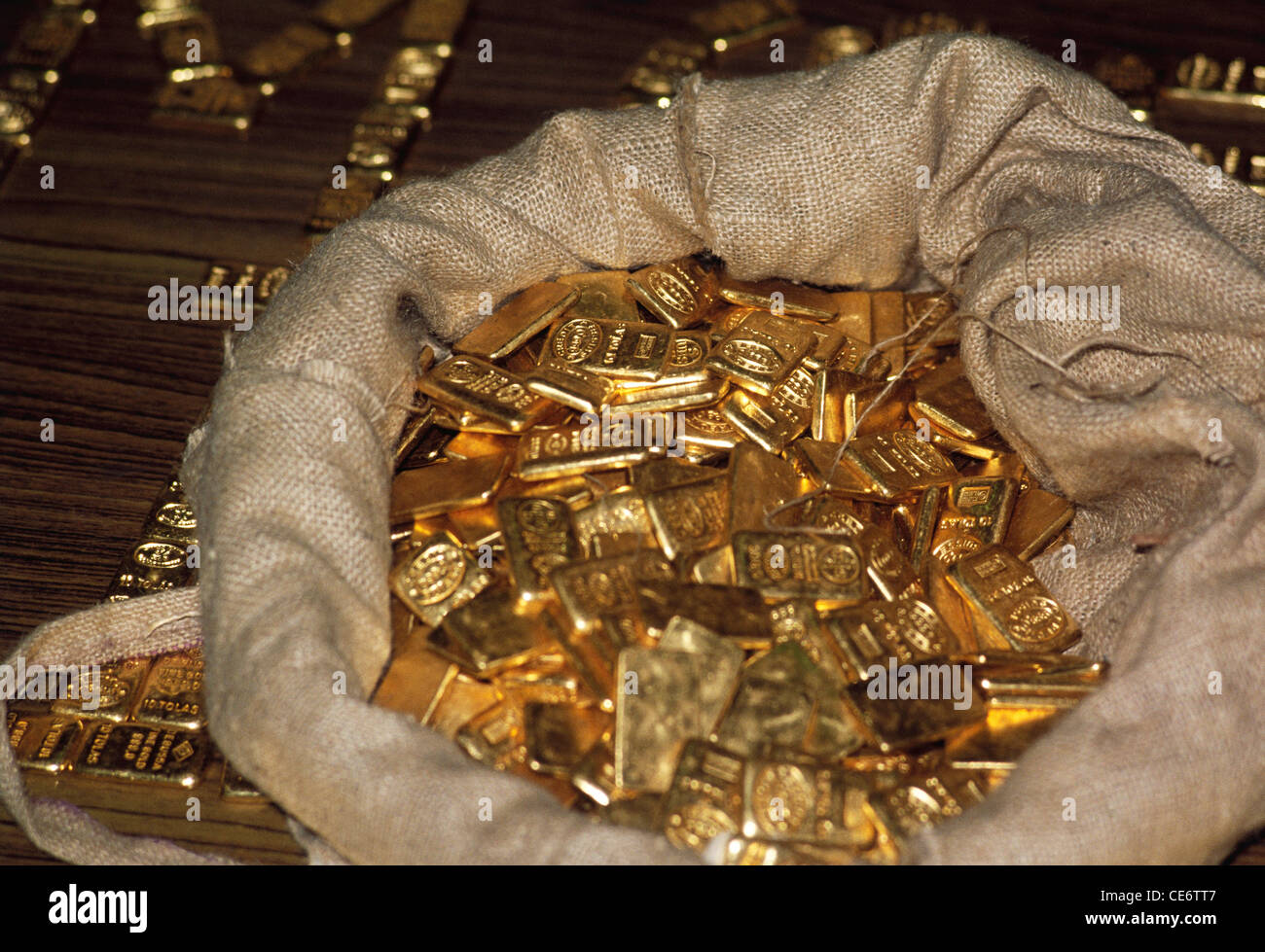 Biscotti d'oro sequestrati durante il contrabbando in India Foto Stock