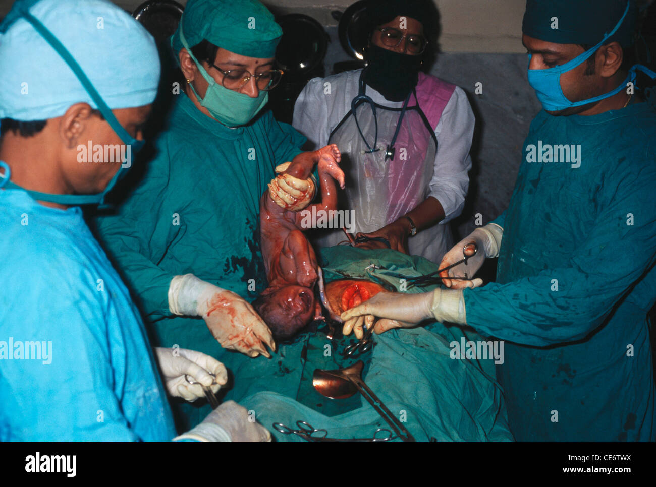 Parto in ospedale ; nascita di un bambino ; india ; asia Foto Stock