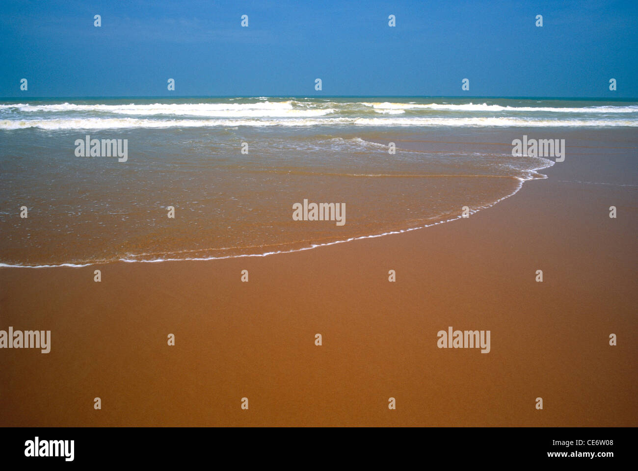 SSK 85980 : veli spiaggia mare di sabbia surf blue sky trivandrum india kerala Foto Stock