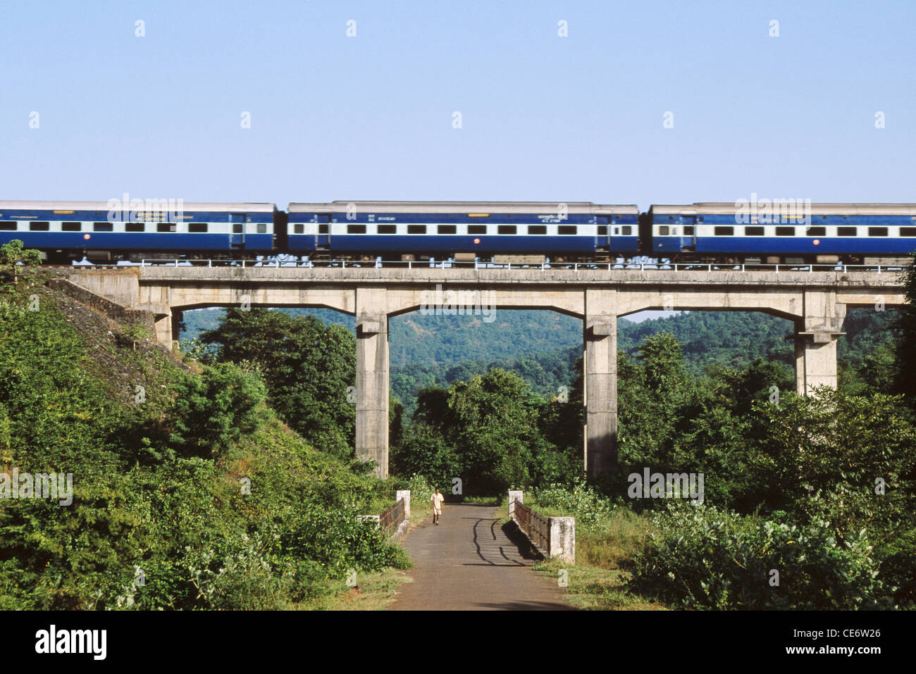 MMN 83264 : konkan convoglio ferroviario sul ponte sopra la strada a chiplun maharashtra india Foto Stock