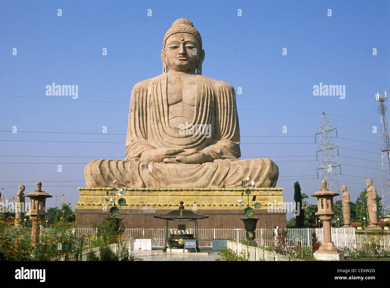 Relaxdays Statua del Buddha Seduto, Figura H:17 cm, per Interni ed Esterni, Resistente alle Intemperie, Ceramica, Bianco
