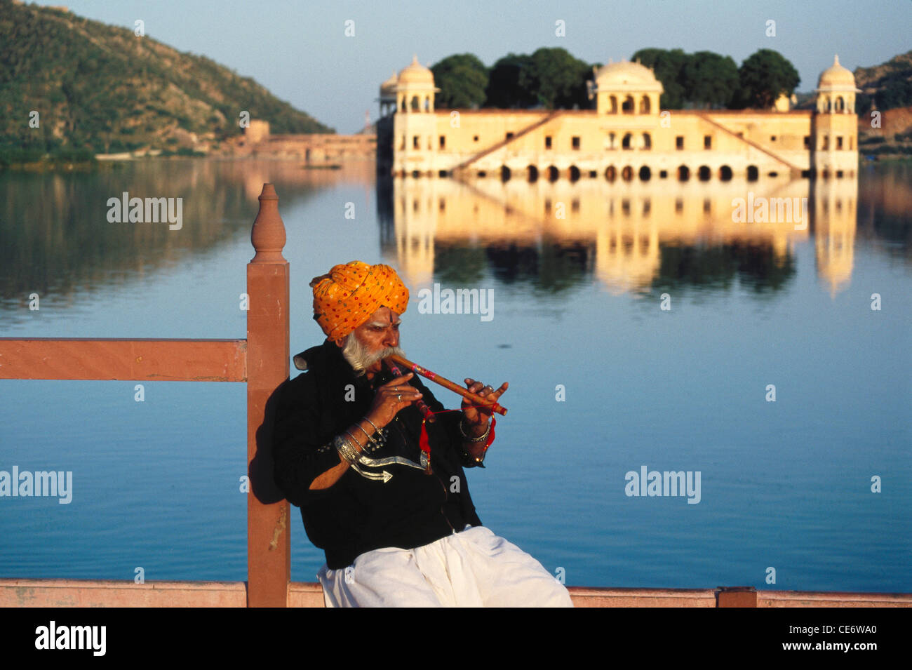 indiano rajasthani uomo musicista folk che suona fiato strumento musicale flauto jaipur rajasthan india MR#657 Foto Stock