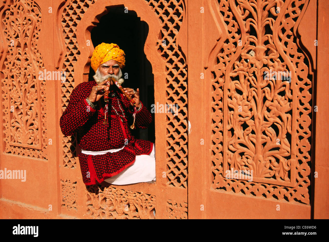 Indiano rajasthani musicista folk suonando Wind strumento musicale flauto rajasthan india asia MR 657 Foto Stock