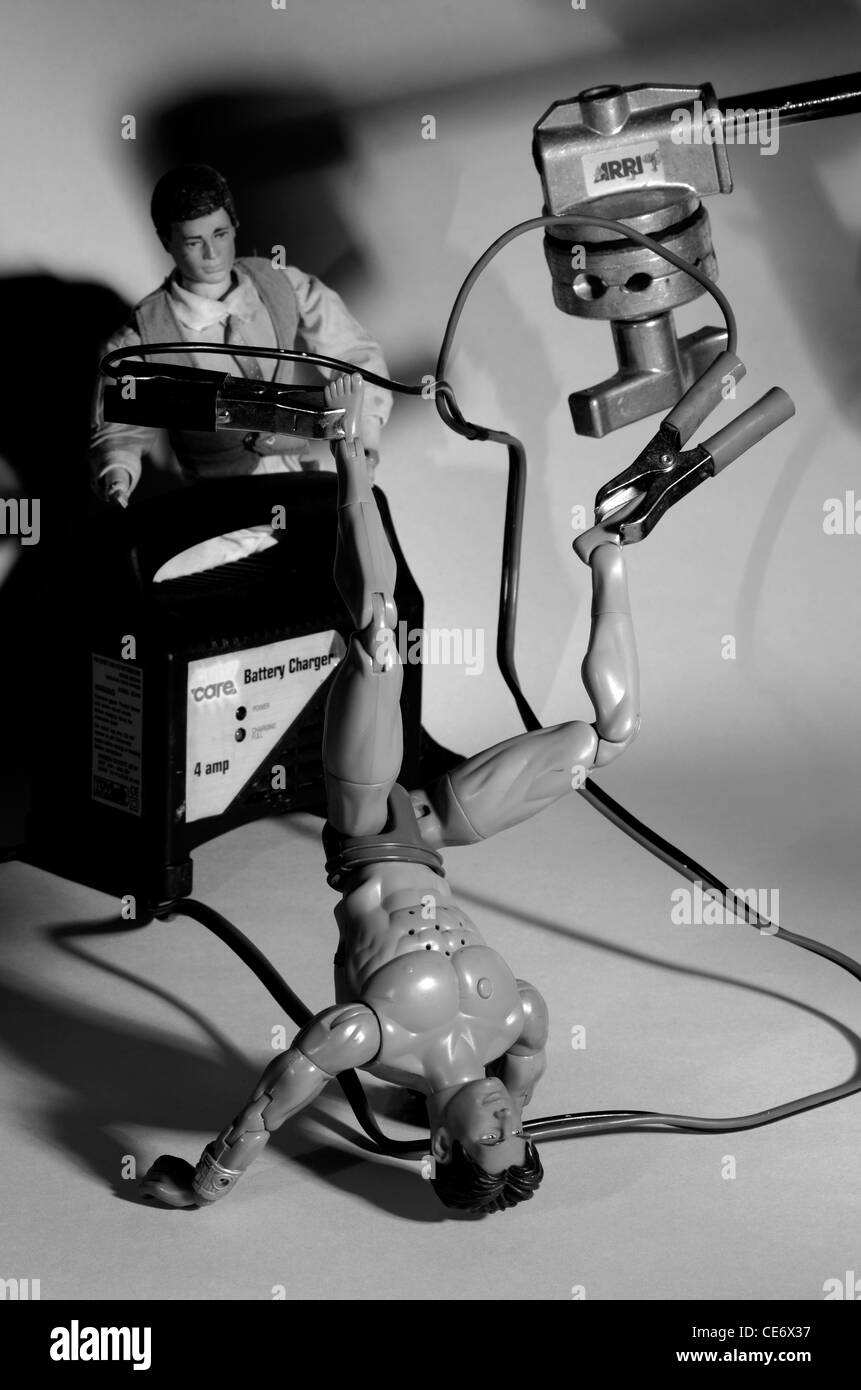 Lo scienziato pazzo scena di tortura con uomo di azione bambole Foto Stock