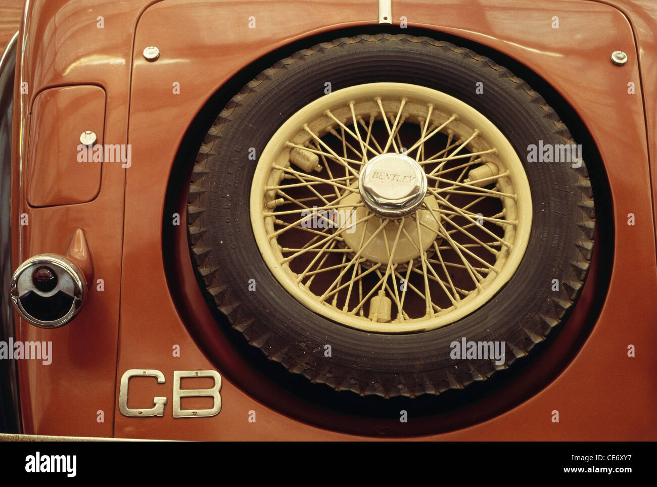 HMA 85594 : ruota di scorta pneumatico di vecchi classici antichi bentley GB auto d'epoca Foto Stock