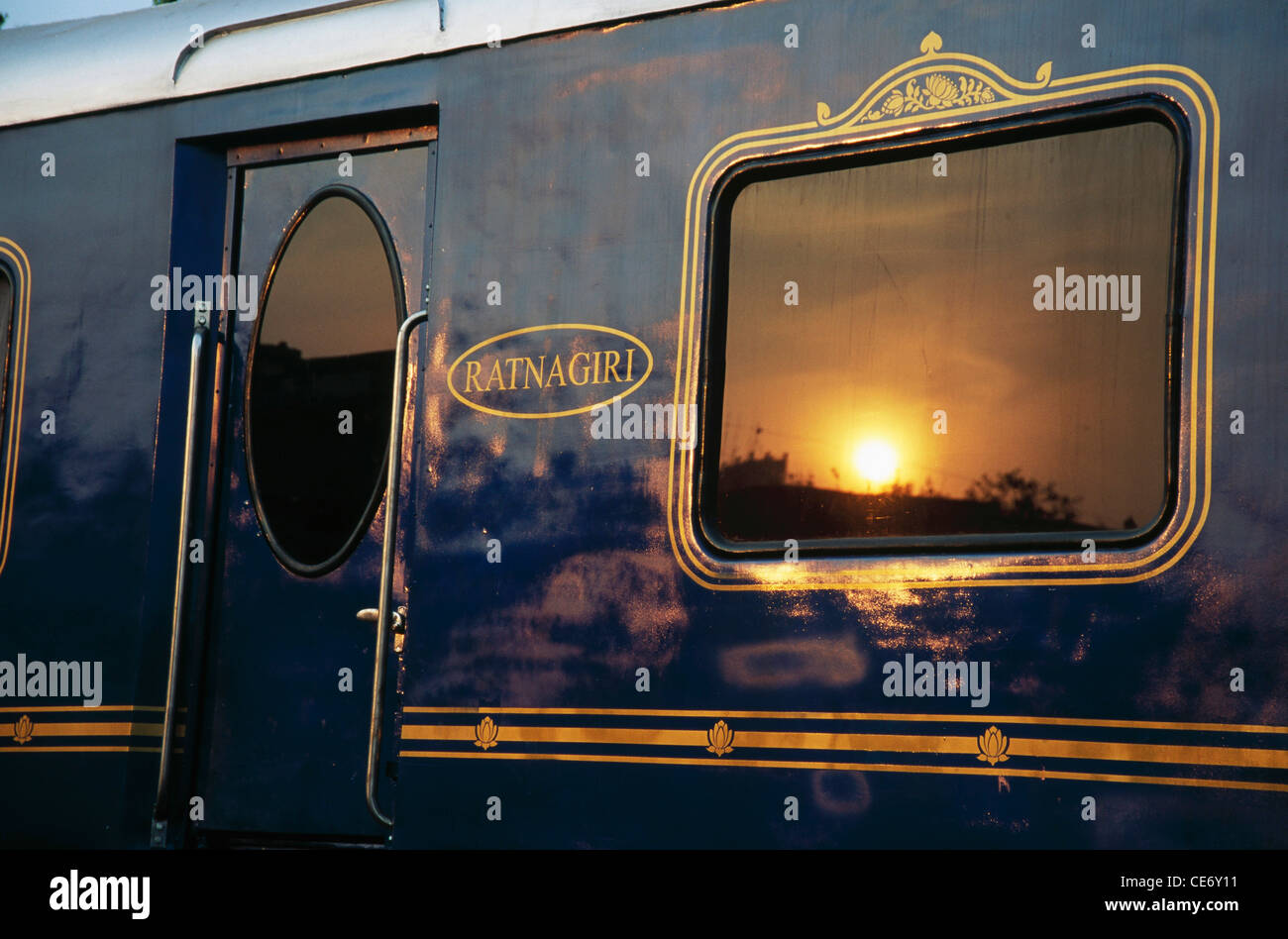 MMN 85559 : indiano treno lusso deccan odyssey vano ratnagiri coach tramonto finestra india maharashtra Foto Stock