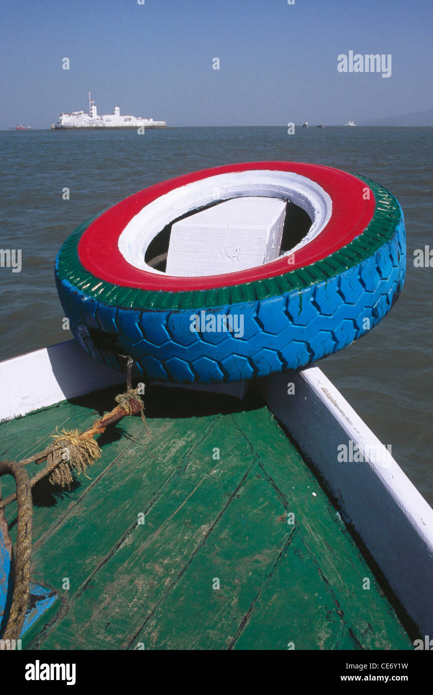NMK 85516 : verniciato pneumatico flottante ad anello sulla barca di lancio ; Mumbai Bombay ; maharashtra ; india Foto Stock