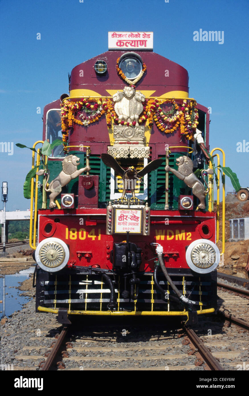 Stazione ferroviaria diesel motore anteriore di konkan railway maharashtra India Foto Stock