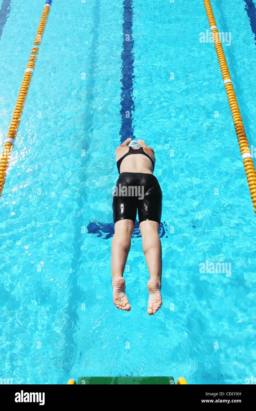 Giovane donna tuffarsi in piscina Foto Stock