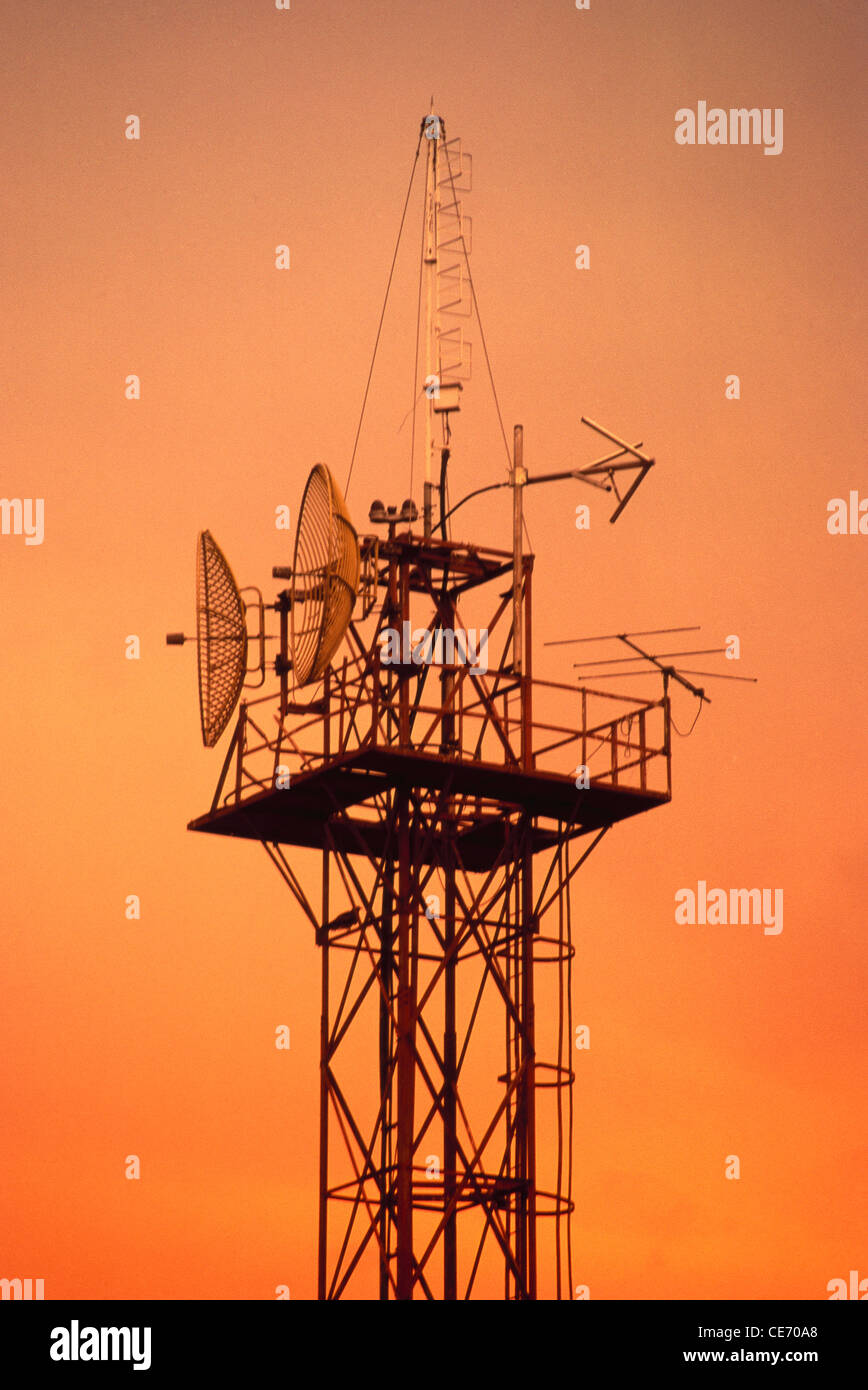 NMK 83986 : forno a microonde tele torre di comunicazione TV antenna parabolica cellphone torre segnale onda radio Pune India Maharashtra Foto Stock