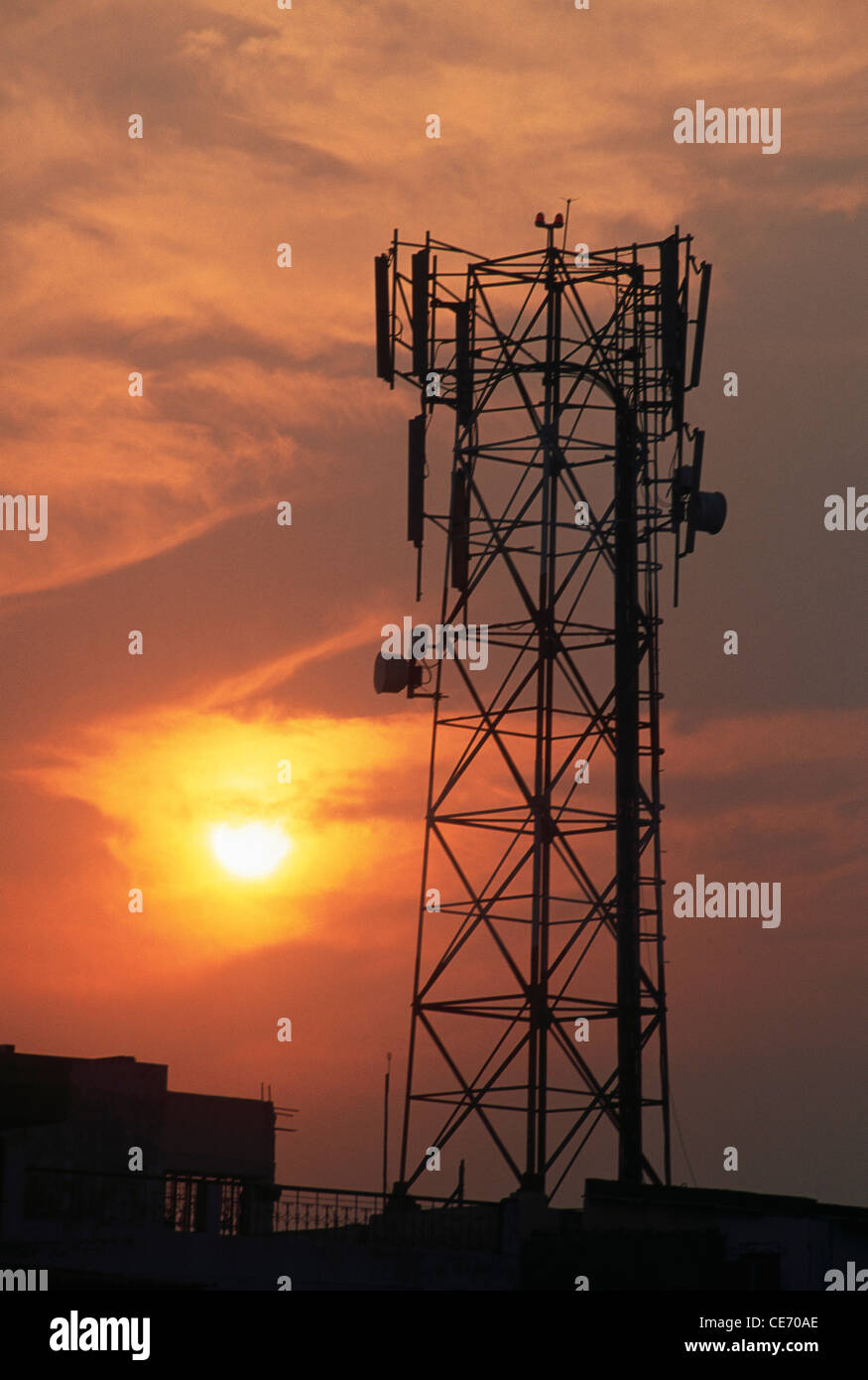 NMK 83987 : forno a microonde tele comunicazioni di telefono mobile cellulare torre di Hyderabad, Andhra Pradesh in India Foto Stock