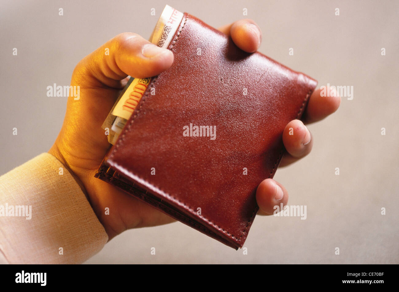 NVM 83938 : man holding wallet borsa piena di carta moneta rupie indiane 1000 mille note india Foto Stock