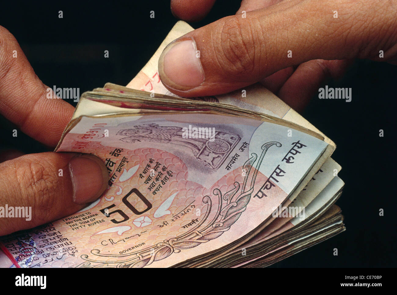 RHS 83930 : uomo carta di conteggio denaro indiano rupie note fifity india Foto Stock
