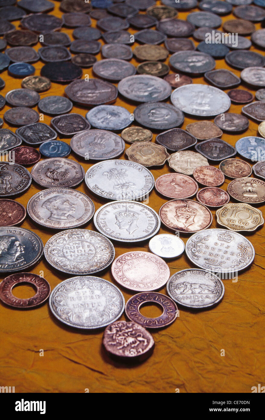 RVA 83928 : monete denaro vecchio nuovo foro di rame e di zinco argento bronzo antico in metallo Foto Stock