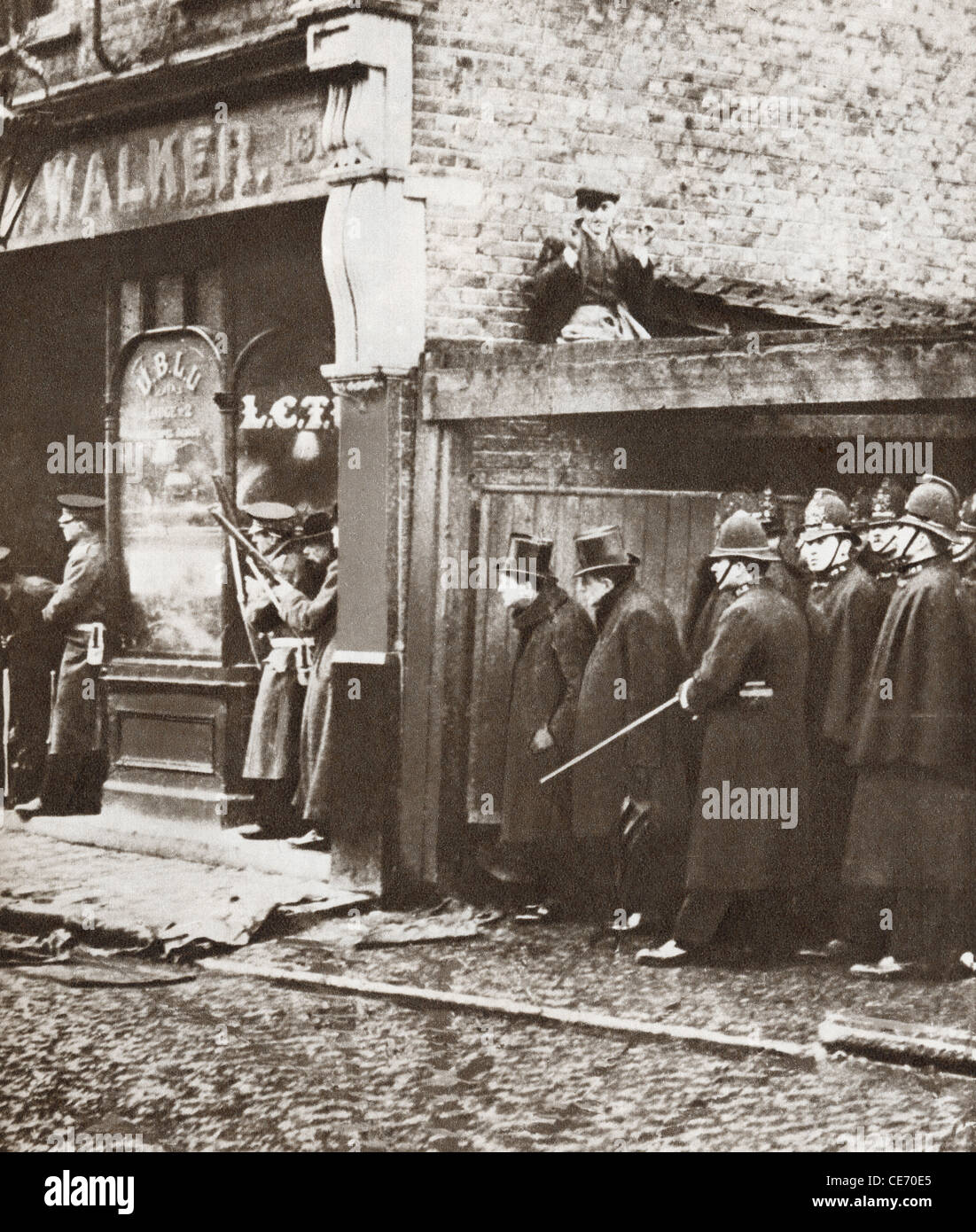 Winston Churchill, poi Home Secretary, mostrato all'assedio di Sidney Street, popolarmente conosciuta come la battaglia di Stepney'. Foto Stock