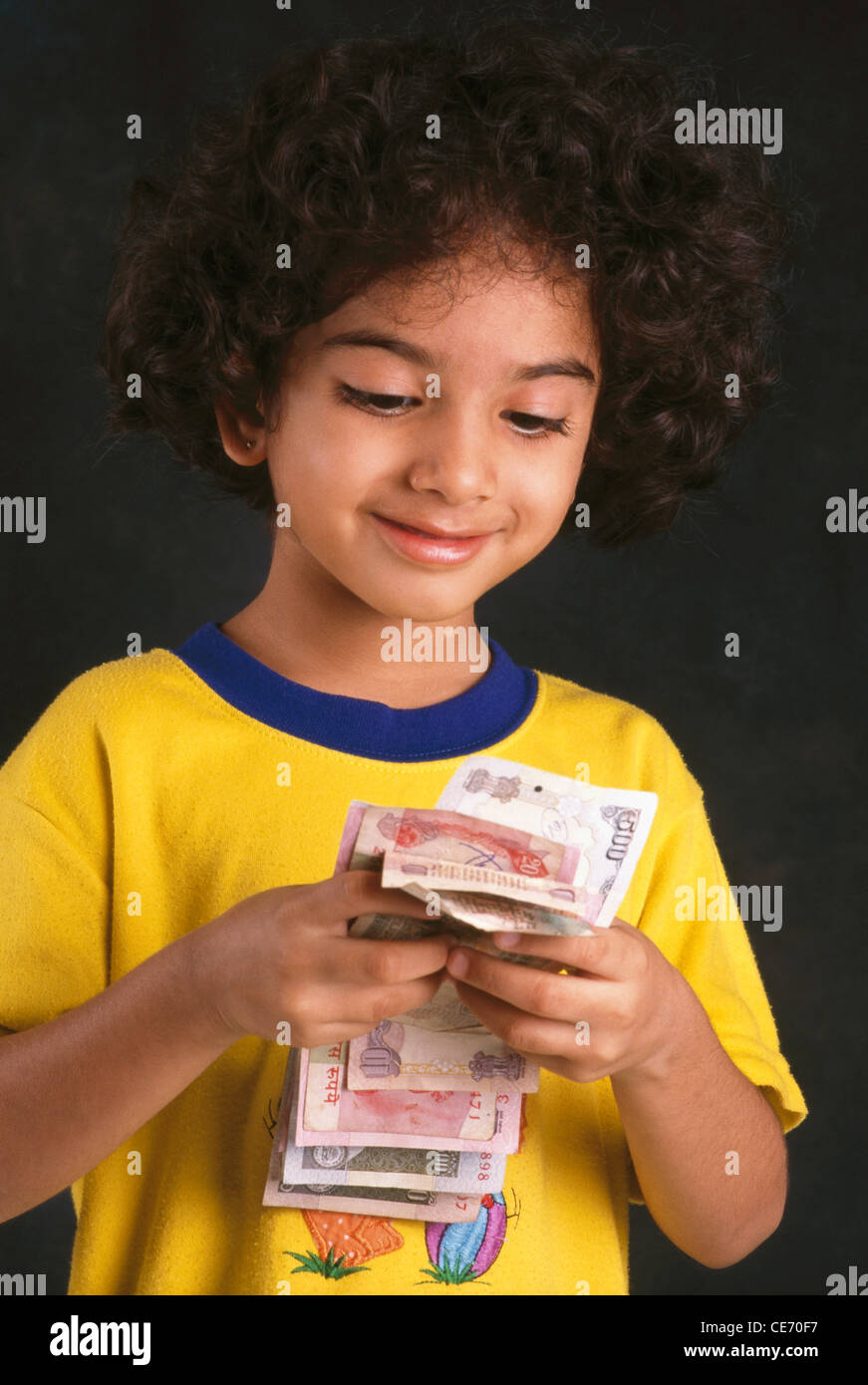 SSK 83936 : ragazzo indiano la valuta di conteggio denaro girl holding note indiano india signor#191 Foto Stock