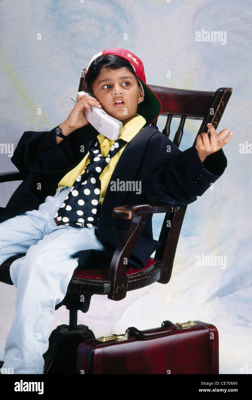 DPA 84011 : Sud Asiatico ragazzo indiano fingendo che agiscono boss CEO ruolo Elder camicia cravatta valigetta pac parlando telefono cordless signor#158 Foto Stock