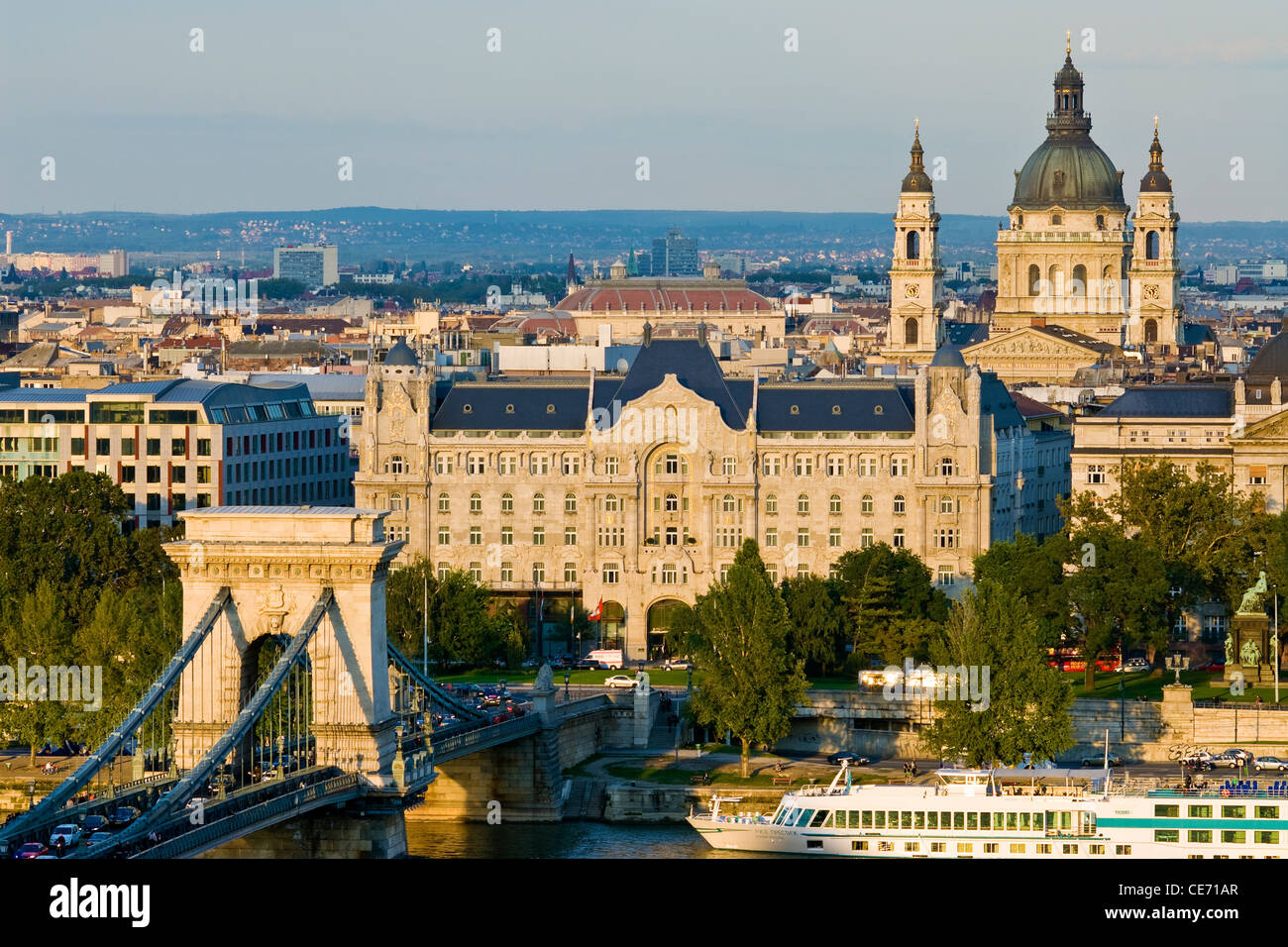 Il ponte della catena (Szechenyi lanchid), Gresham Palace e di Santo Stefano (Basilica Szent Istvan Bazilica), Budapest, Ungheria. Foto Stock