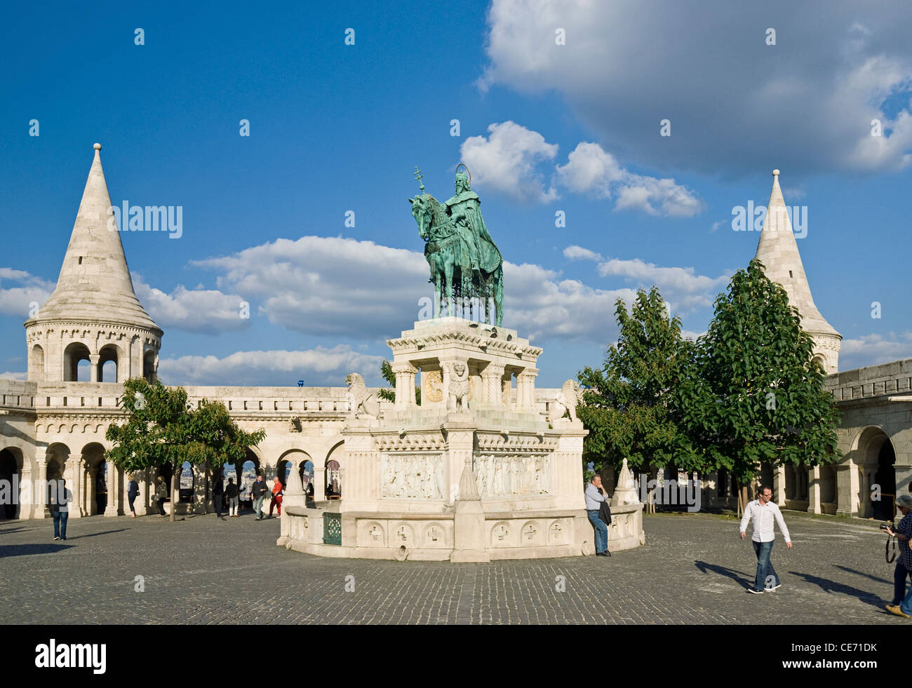 Santo Stefano statua al bastione dei pescatori (neo-romanica), Castle Hill District (Varhegy), Buda, Budapest, Ungheria. Foto Stock