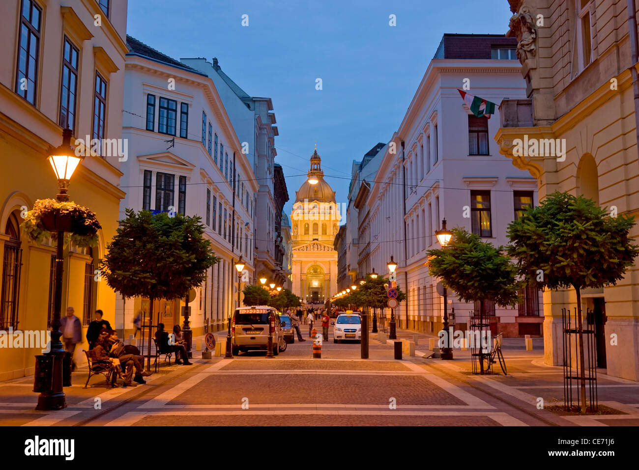 La Basilica di Santo Stefano (Szent Istvan Bazilika) da Zrinyi utca, Pest, Budapest, Ungheria. Foto Stock