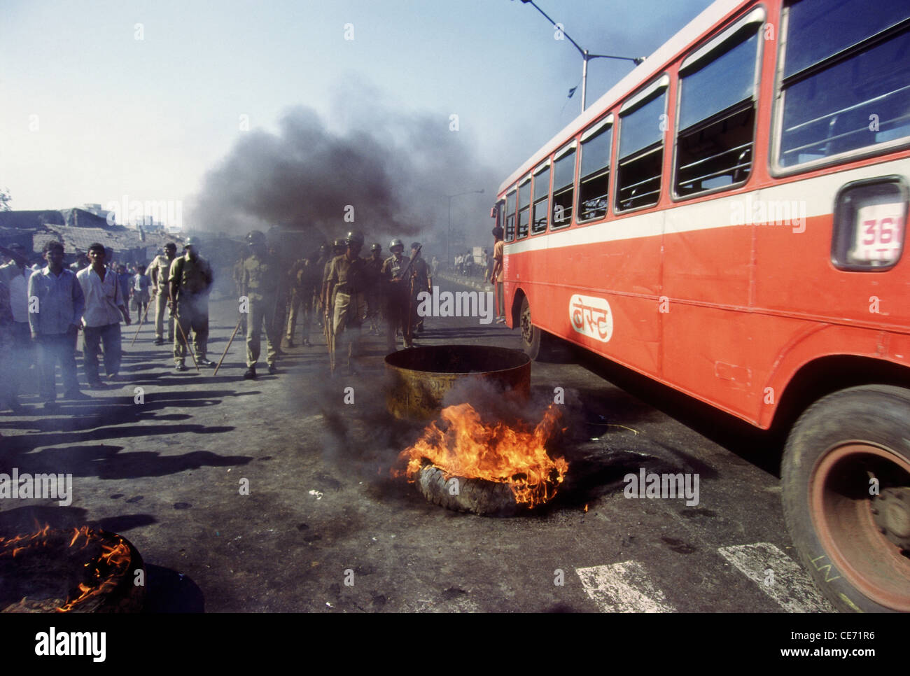 La SOA 81691 : agitazione bruciando pneumatico ; Mumbai Bombay ; Maharashtra ; india Foto Stock