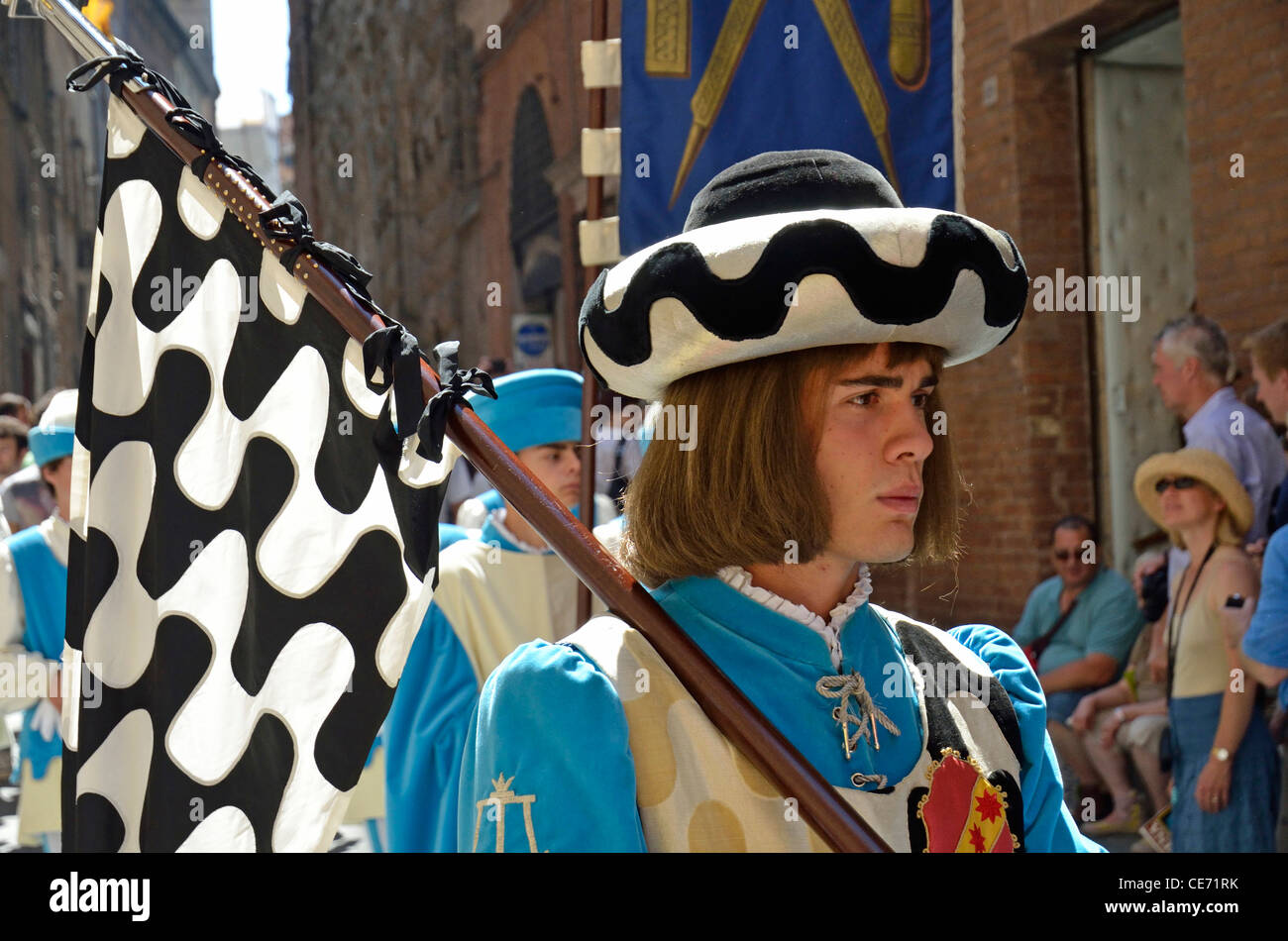L uomo nel Corteo Storico una storica sfilata in costume prima della sfilata Palio di Siena, Toscana, Italia Foto Stock