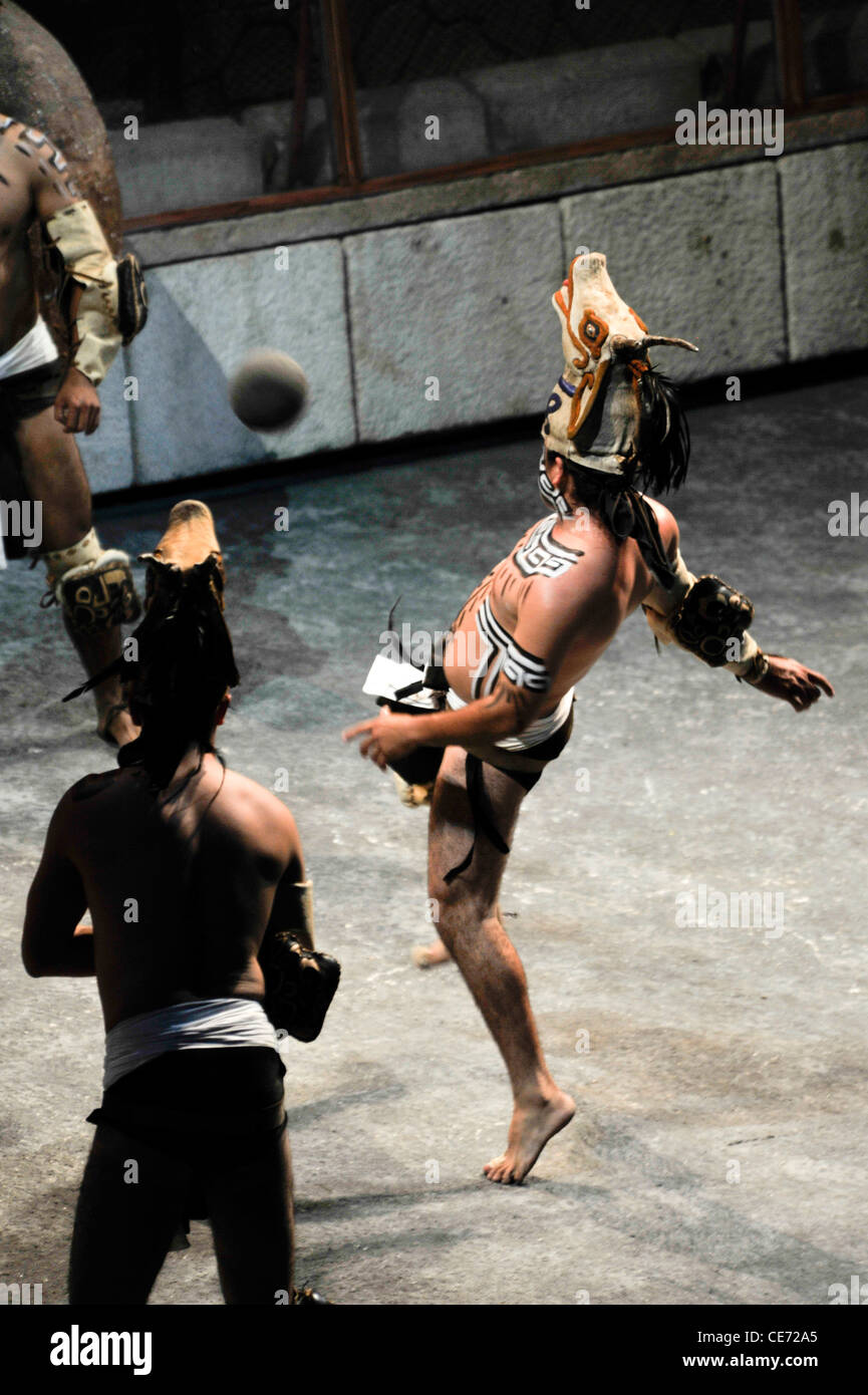 Antico gioco maya della palla spettacolo al Parco di Xcaret in Riviera Maya Foto Stock