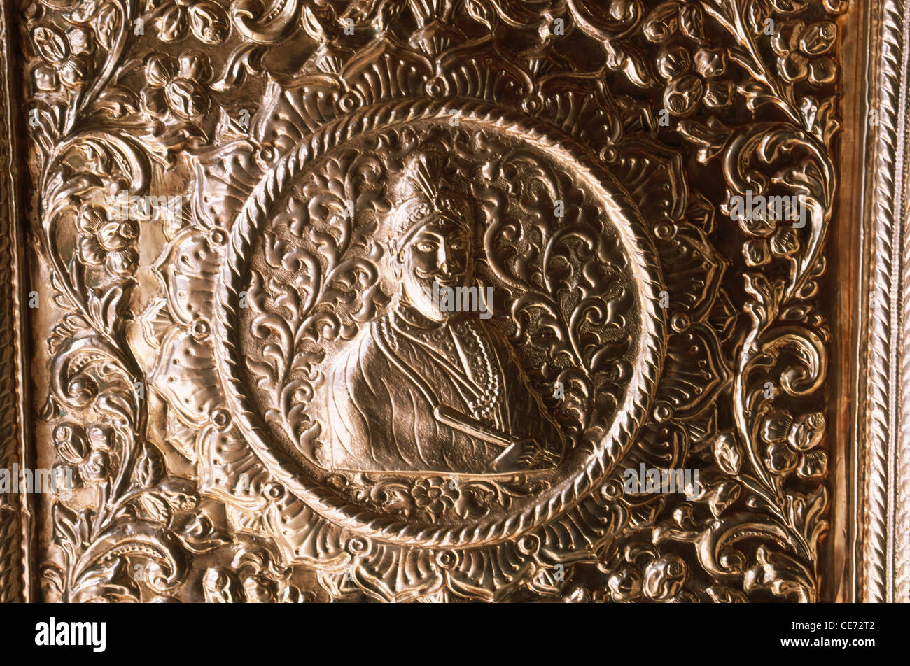 Il Guru govind singh disegno in rilievo sulla piastra di argento sulla porta ; Sachkhand Gurudwarasaheb Gurudwara sahib ; nanded ; india Foto Stock