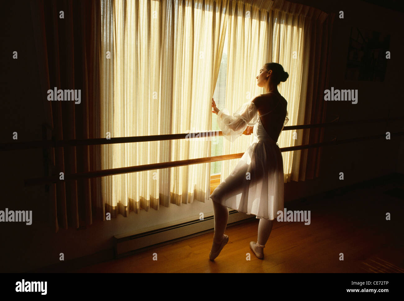 Ballerina di balletto che guarda fuori dalla finestra ; modello numero di rilascio 260 Foto Stock