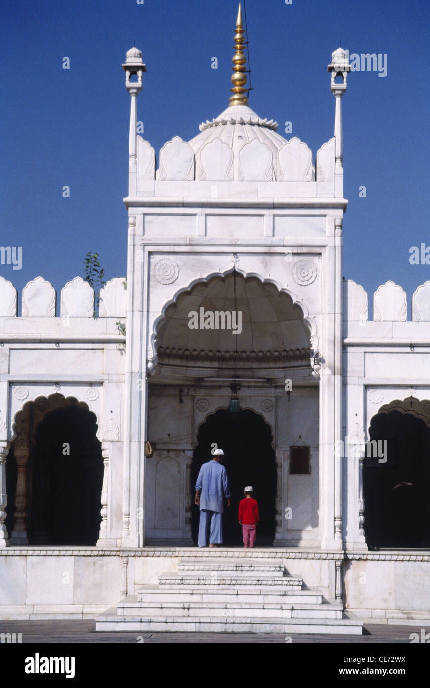 Padre e figlio in moti masjid dargah ; bhopal; MADHYA PRADESH ; india Foto Stock