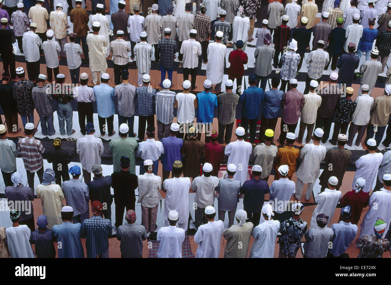 RMM 81823 : ramzan id ; popolo musulmano pregando ; Namaz ; le preghiere di massa ; Mumbai Bombay ; maharashtra ; India Foto Stock