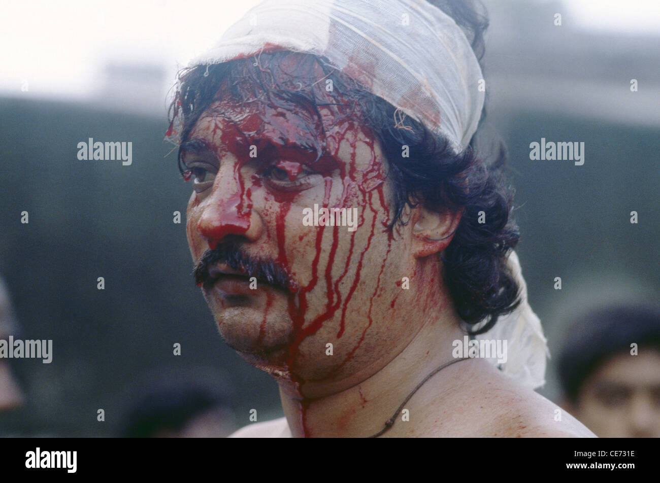 La SOA 81826 : musulmano indiano uomo emorragia da sé il dolore inflitto moharam festival Moharam bombay Mumbai India Maharashtra Foto Stock