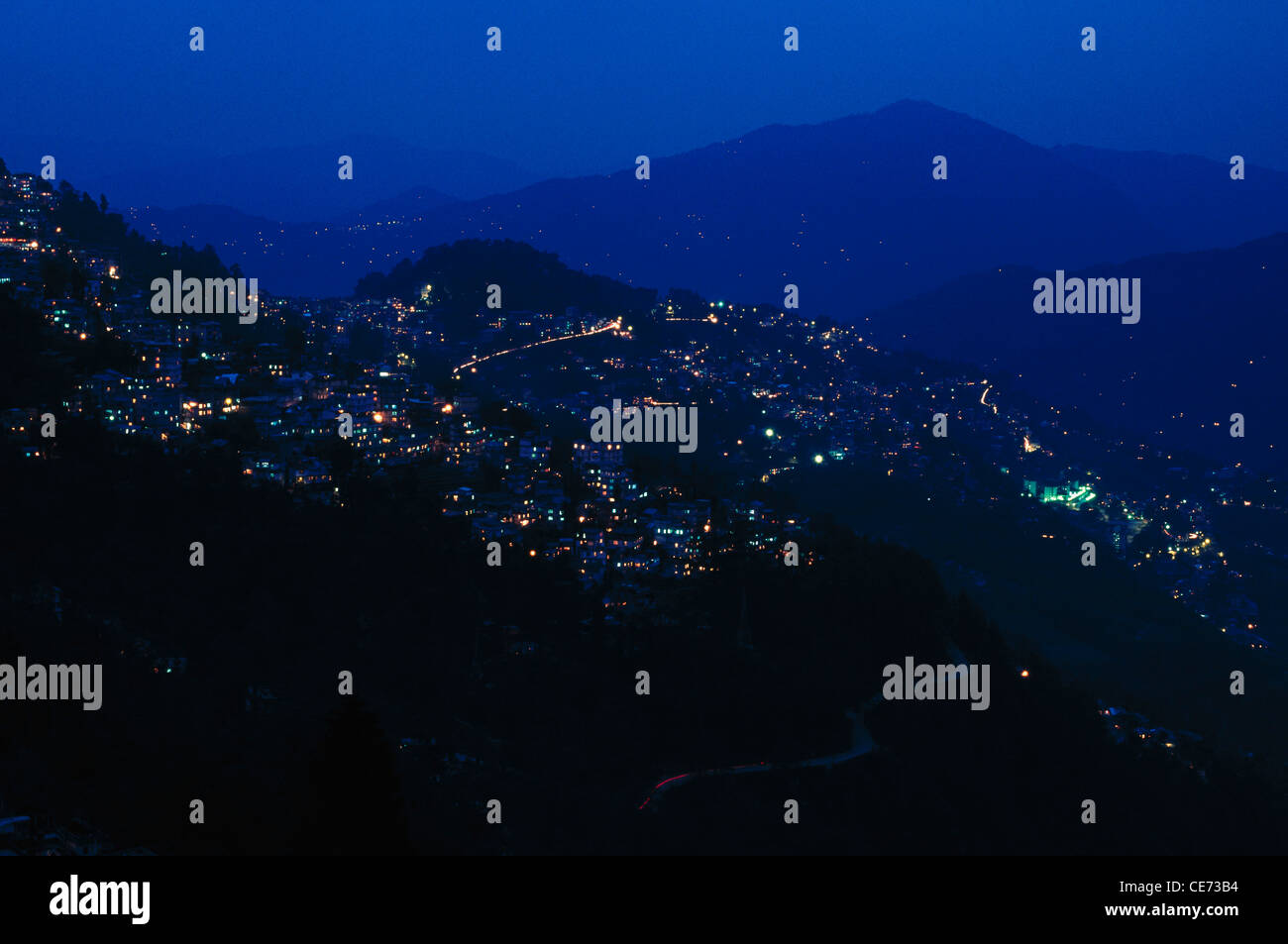 SSK 82618 : twilight gangtok città ; gangtok ; il Sikkim ; india Foto Stock