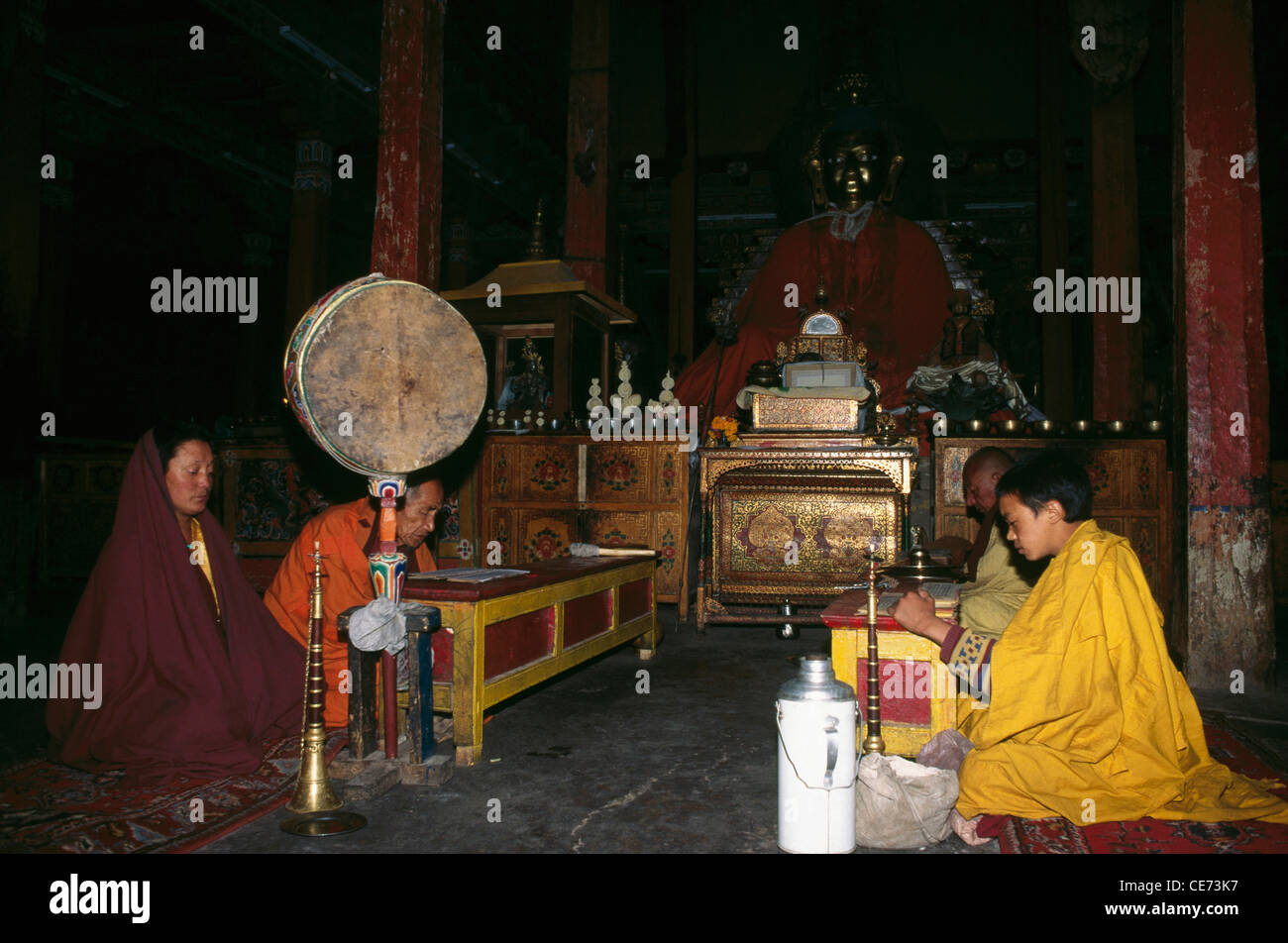 I monaci buddisti pregano in hemis monastero ; leh ; ladakh ; Jammu e Kashmir ; india Foto Stock