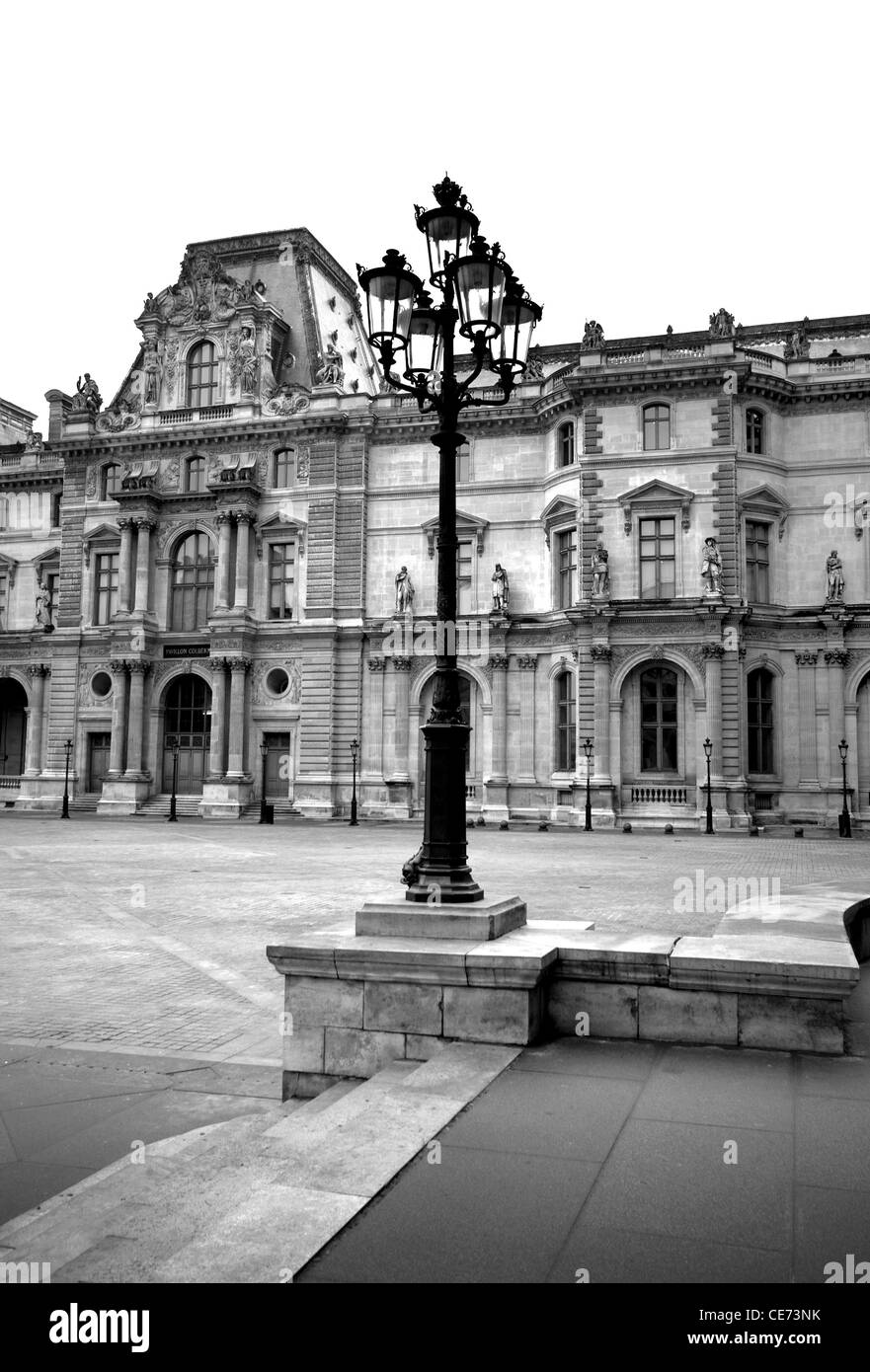 Tradizionali luci di strada nel cortile del Louvre, Parigi, Francia Foto Stock