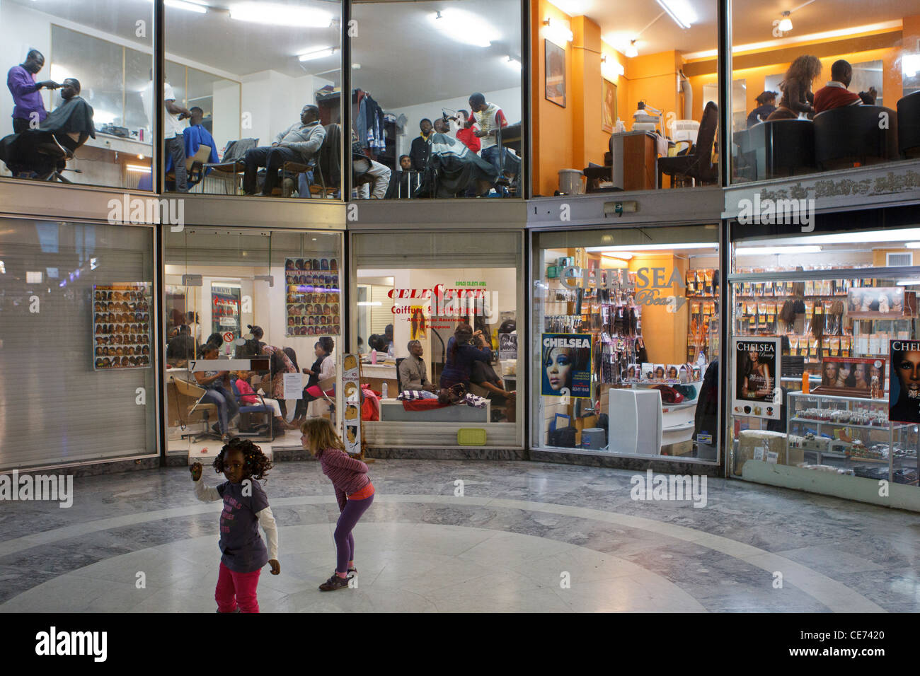 African shop negozi persone frutto parrucchiere negozio di generi alimentari Foto Stock