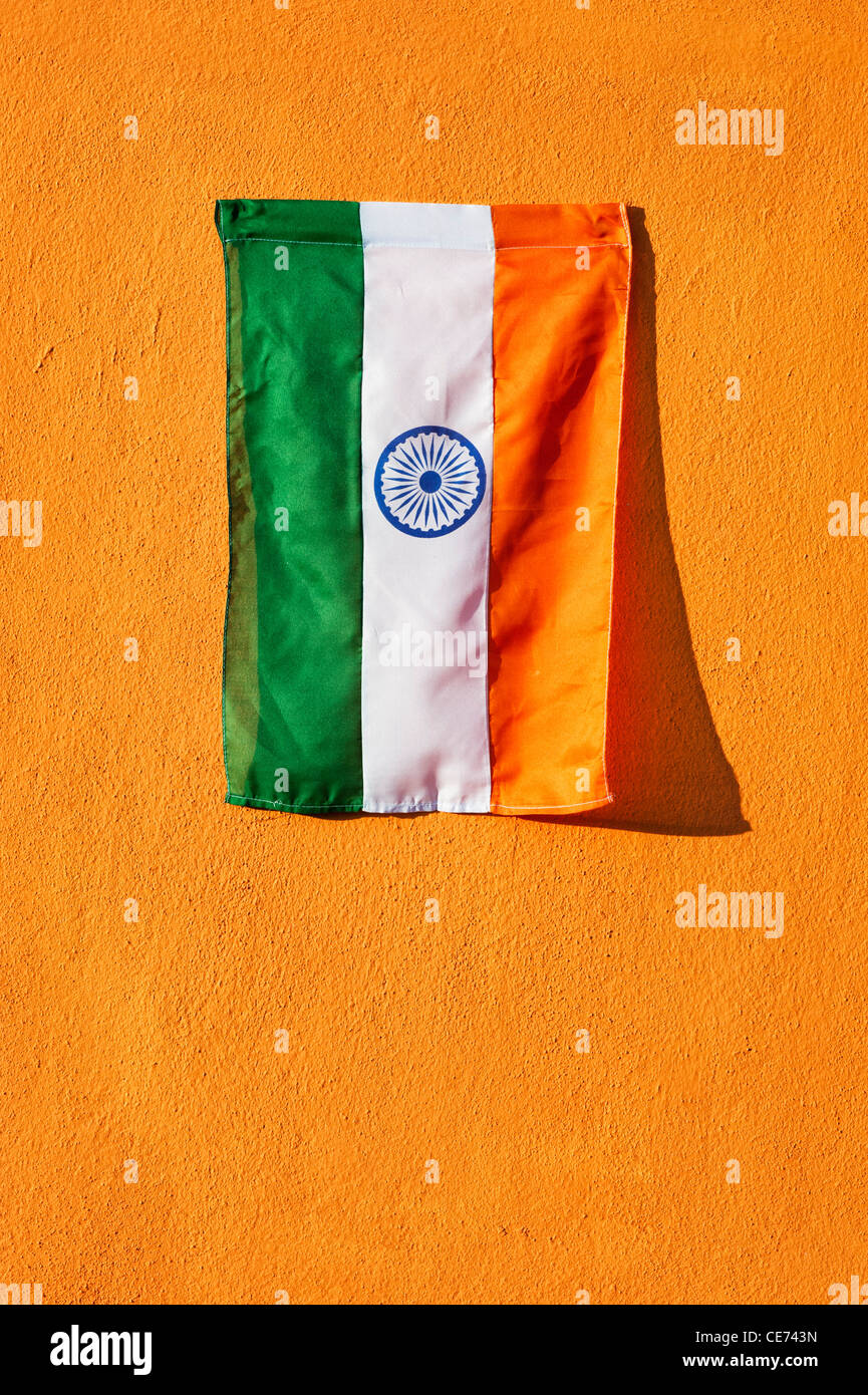 Bandiera indiana su una parete arancione in India Foto Stock