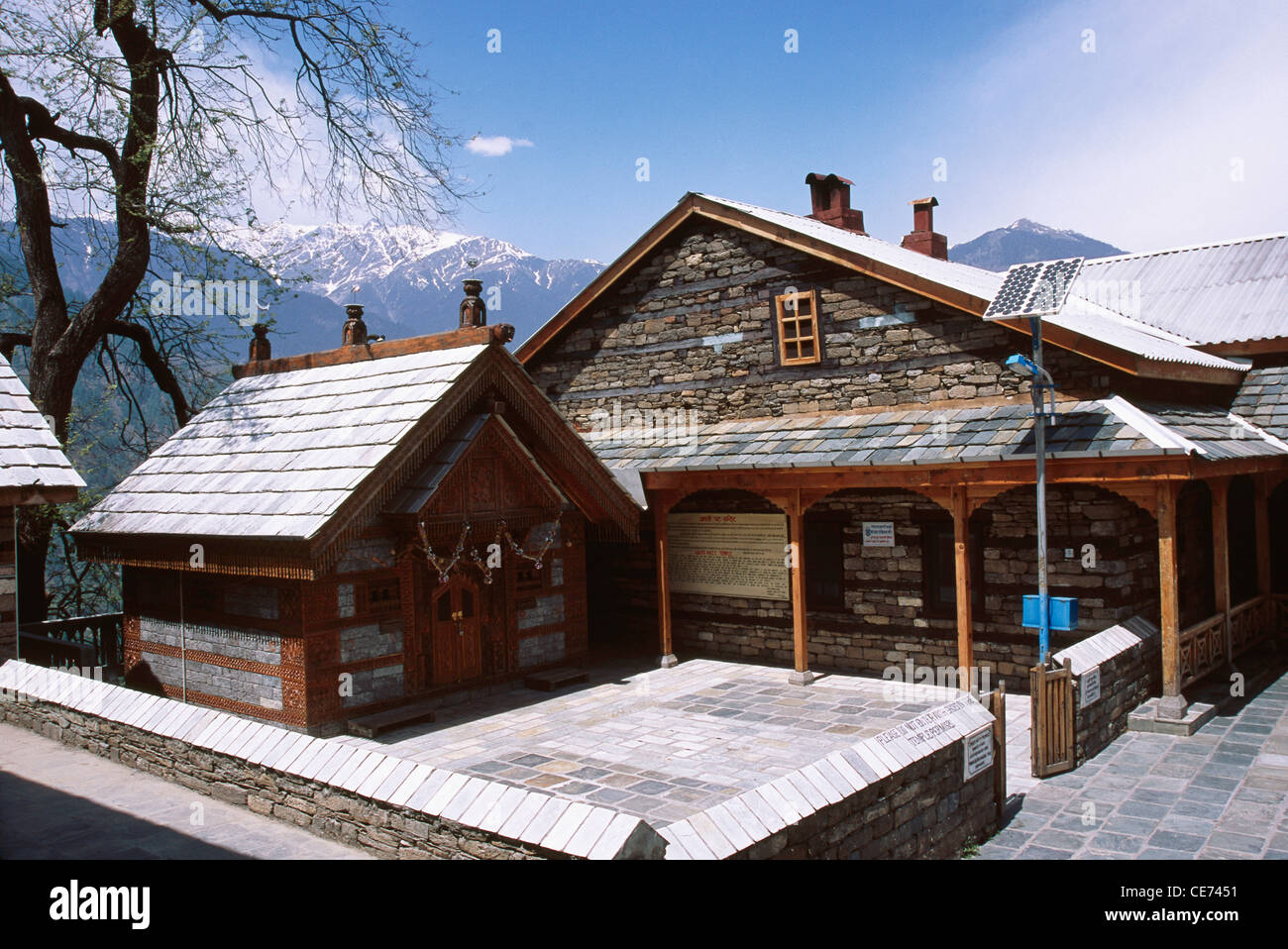 Bungalow indiano con pannello solare luce ; himachal pradesh ; India ; asia Foto Stock