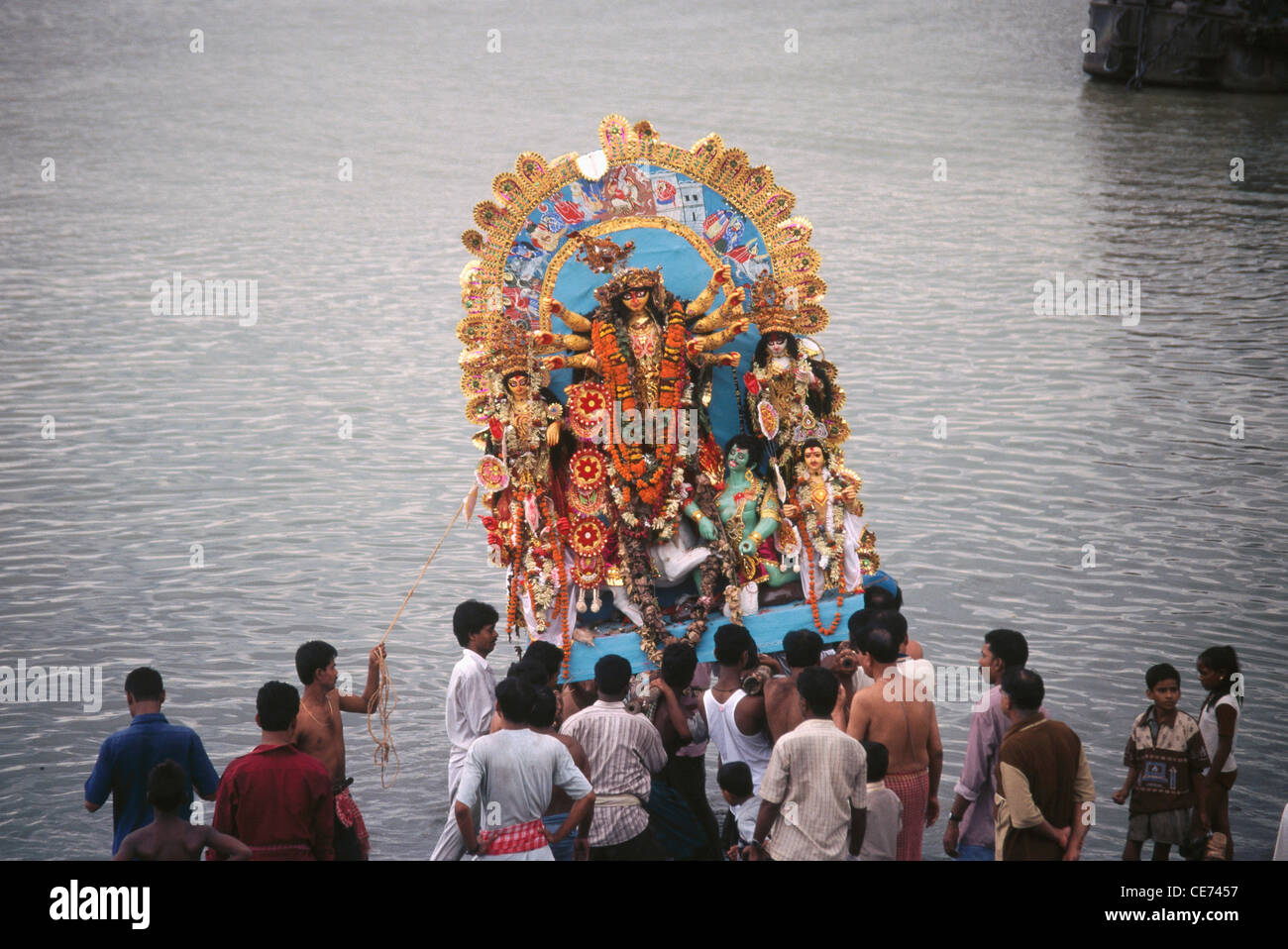 Dea Durga immersione nel fiume hoogly Navratri Festival calcutta kolkata West Bengala indiano Foto Stock